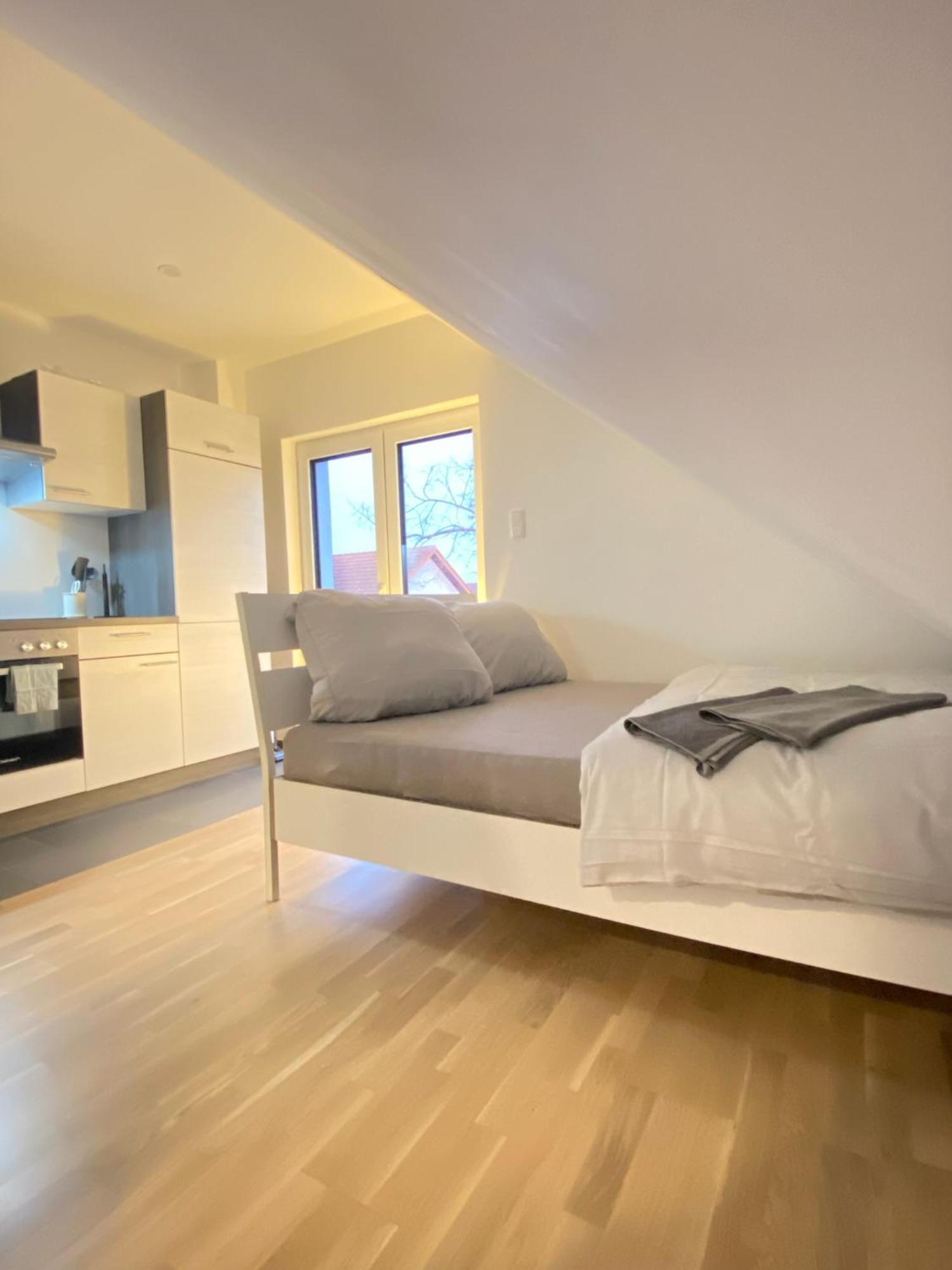 Charmantes Studio-Apartment Im Herzen Von Neureut - Fussbodenheizung, Regendusche, Waschmaschine, Stellplatz カールスルーエ エクステリア 写真